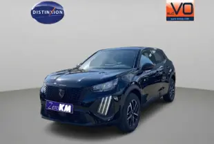 Peugeot 2008 Hybrid noir en 3/4 avant droit, avec calandre distinctive et jantes 16 pouces visibles.