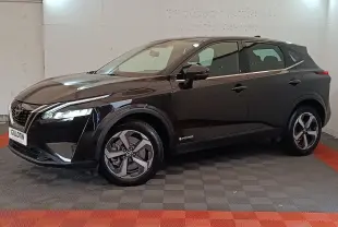 Nissan Qashqai e-Power noir en vue 3/4 avant droit, avec jantes alliage et signature lumineuse LED distinctive.