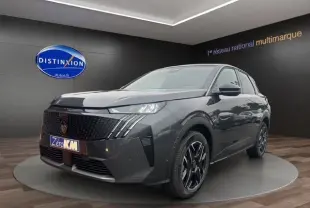 Peugeot 3008 gris titane en 3/4 avant droit, avec calandre noire distinctive et jantes alliage bicolores.