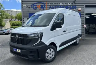 Renault Master blanc en vue 3/4 avant droit, fourgon utilitaire garé devant un garage Gregory Marie Automobiles.