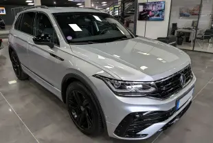 Volkswagen Tiguan 1.5 TSI R-Line reflet d'argent, vue 3/4 avant droit avec jantes noires et calandre sportive.