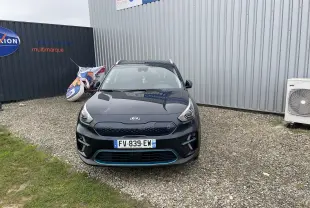 Vue frontale d'un KIA E-NIRO 204 CV ACTIVE bleu nuit électrique, avec calandre fermée et détails bleus sur le pare-chocs.