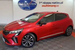 Renault Clio Techno TCe 90 rouge vue 3/4 avant droit, jantes alliage et feux LED distinctifs visibles.