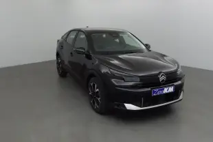 Citroën C4 1.2 Hybrid noir vue 3/4 avant droit dans un studio, avec calandre distinctive et jantes noires.