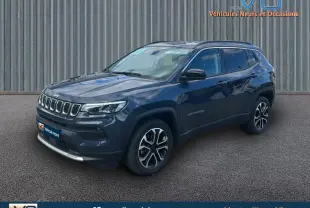 Vue 3/4 avant droite d'un Jeep Compass bleu 2023 avec barres de toit et jantes 18 pouces distinctives.
