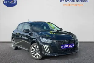 Peugeot 208 noir Perla Nera vue 3/4 avant droit, avec calandre distinctive et feux LED verticaux.