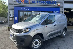 Vue 3/4 avant droit du Peugeot Partner Dangel 4x4 gris Artense devant un garage Gregory Marie Automobiles.