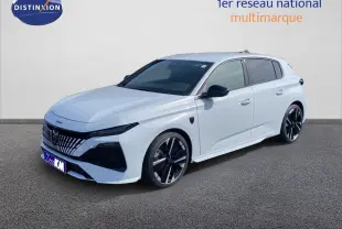 Peugeot 308 Hybrid blanc Okenite métal en 3/4 avant droit, avec jantes noires et détails noirs contrastants.