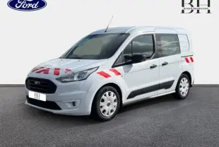 Ford Transit Connect L1 blanc glacier vu en 3/4 avant droit avec marquages rouges de sécurité sur la carrosserie.