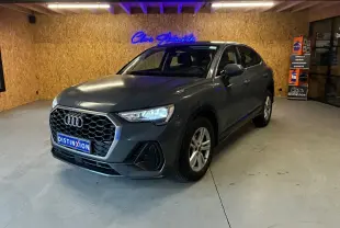 Audi Q3 Sportback gris en vue 3/4 avant droit, avec calandre hexagonale et jantes 17 pouces cinq branches doubles.