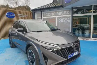 Nissan Qashqai Hybrid e-POWER gris Squale métallisé, vue 3/4 avant avec calandre distinctive et jantes alu.