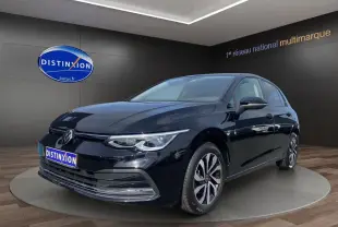 Volkswagen Golf VIII noire vue en 3/4 avant droit, avec jantes alliage et vitres surteintées dans un showroom.