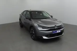 Citroën C4 2025 gris Mercury et noir, vue 3/4 avant mettant en valeur ses lignes modernes et ses jantes stylées.