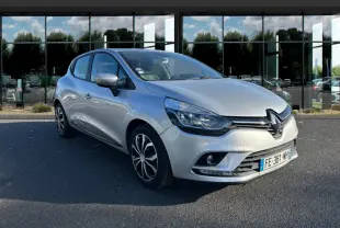 Renault Clio Business TCe 90 gris clair vue 3/4 avant avec phares LED et jantes alliage noires et argentées