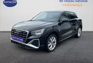 Audi Q2 noir mito metal vue 3/4 avant droit, mettant en valeur sa calandre distinctive et ses jantes argentées.