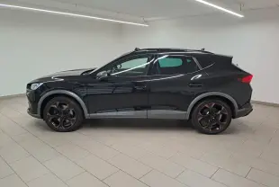 Vue de profil côté gauche du CUPRA Formentor 1.4 e-HYBRID noir minuit avec jantes noires et détails cuivre en intérieur.