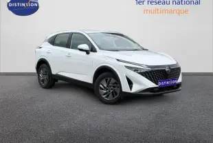 Nissan Qashqai 2025 blanc nacré en 3/4 avant droit, avec calandre noire et jantes alliage foncé.