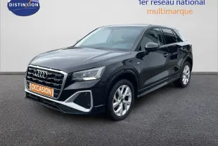 Audi Q2 noir mito metal vue 3/4 avant droit, mettant en valeur sa calandre distinctive et ses jantes argentées.