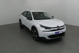 Citroën C4 blanc Okenite vue 3/4 avant droit dans un studio, avec calandre noire et jantes stylisées.