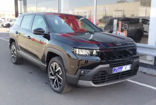 Jeep Compass noir Vulcano métal en vue 3/4 avant droit, avec calandre noire et jantes alliage distinctives.
