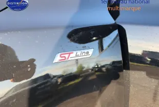 Gros plan sur l'emblème ST-Line sur la porte noire brillante d'une Ford Focus 2024.