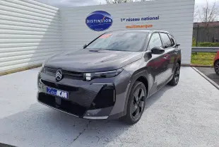 Vue 3/4 avant d'un Citroën C5 Aircross gris platinium avec toit noir, roues noires et calandre moderne.