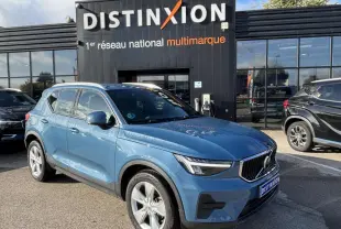 Volvo XC40 Fjord Blue en 3/4 avant droit, avec jantes alliage 18 pouces et calandre distinctive.