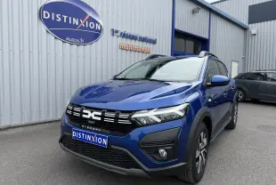 Vue 3/4 avant d'une Dacia Sandero Stepway 2025 bleu Iron avec calandre noire et détails LED distinctifs.
