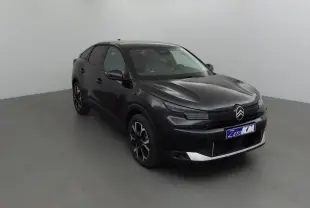 Citroën C4 1.2 Hybrid noir vue 3/4 avant droit dans un studio, avec jantes noires et détails blancs au pare-chocs.