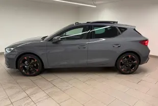 Vue latérale droite d'une CUPRA Leon gris Graphène avec toit ouvrant panoramique et jantes alliage 18'' cuivrées.