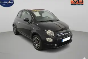 Vue 3/4 avant d'une FIAT 500C noire 2024 avec jantes alliage et phares ronds distinctifs.