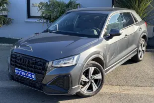 Audi Q2 gris Daytona en vue 3/4 avant droit, avec jantes alliage 18 pouces et calandre noire S line.