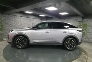 Peugeot 3008 hybride gris métallisé vue de profil côté gauche avec jantes alliage 19 pouces noir brillant.