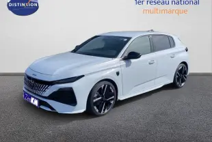 Peugeot 308 Hybrid 145ch GT blanc Okenite métal en 3/4 avant droit avec jantes noires bicolores.