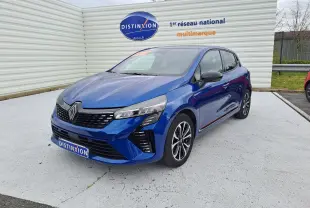 Renault Clio V bleu Iron Metal vue 3/4 avant droit, avec calandre noire et jantes alliage bicolores.