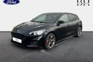Ford Focus 1.0 EcoBoost noir Shadow vue 3/4 avant droit avec jantes alu et étriers rouges visibles