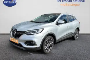 Renault Kadjar gris Highland en 3/4 avant droit, avec jantes alliage et calandre noire distinctive.