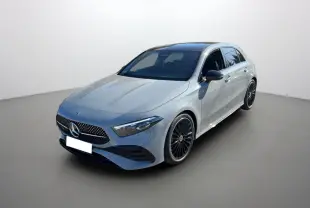 Vue 3/4 avant droite d'une Mercedes Classe A 200D BVA Exclusive Design gris alpin avec jantes noires et toit panoramique.