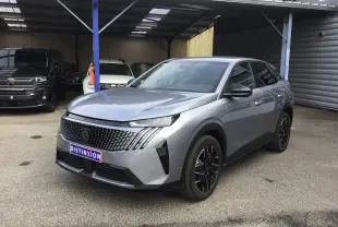 Peugeot 3008 Gris Artense en 3/4 avant droit, mettant en valeur sa calandre noire et ses jantes noires distinctives.