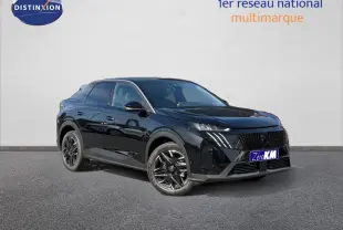Peugeot 3008 noir Perla Nera en 3/4 avant droit, avec jantes alliage noires et calandre distinctive.