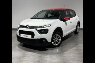 Citroën C3 blanc Banquise vue 3/4 avant droit avec toit et rétroviseurs rouges dans un showroom.
