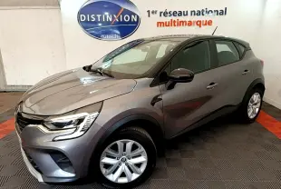 Renault Captur Zen E-Tech hybride gris foncé vu en 3/4 avant droit dans un showroom intérieur.