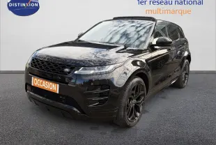 Range Rover Evoque P300e noir Santorini en 3/4 avant droit, avec jantes noires et calandre distinctive.