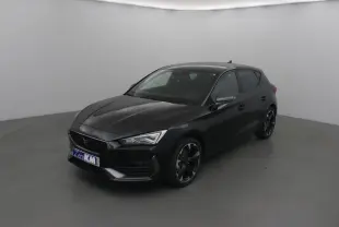 Vue 3/4 avant d'une CUPRA Leon noire 2023 avec jantes noires et détails sportifs visibles.