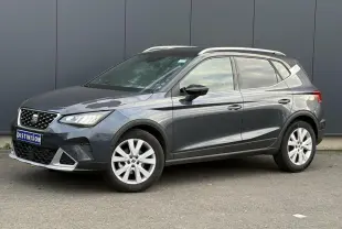 SEAT Arona TSI 115 DSG Xpérience gris magnétique en 3/4 avant droit avec toit contrasté et jantes alliage 17 pouces.