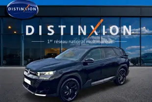 Vue 3/4 avant d’un Citroën C5 Aircross noir 2026 avec jantes alliage noires et calandre distinctive devant un showroom Distinxion.