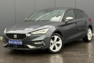 SEAT Leon 1.5 e-TSI 150 DSG7 FR gris magnétique vue 3/4 avant sous la pluie avec jantes alliage 17 pouces.