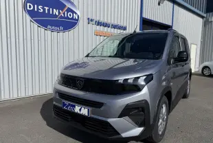 Peugeot Rifter Allure gris acier en 3/4 avant droit, avec calandre noire et phares LED distinctifs.