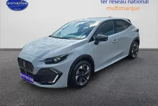 Renault Clio VI gris rafale vue 3/4 avant droit, jantes alliage et phares LED adaptatifs visibles.