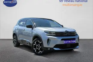 Vue 3/4 avant droite du Citroën C5 Aircross gris acier avec jantes alu noires et toit noir contrasté.